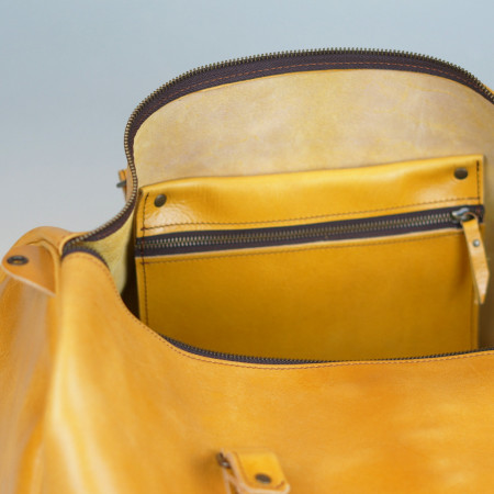 Bolsa de Viaje en color amarillo cosida en marrón claro
